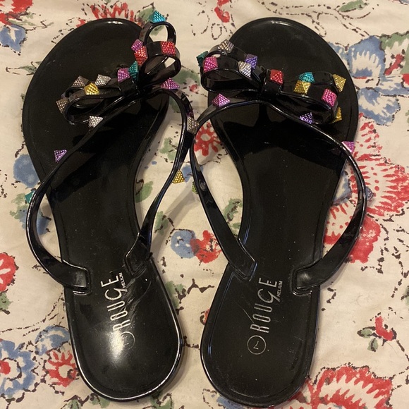 Size 7 jelly bow flip flops with multicolored pyramid studs - Picture 3 of 4